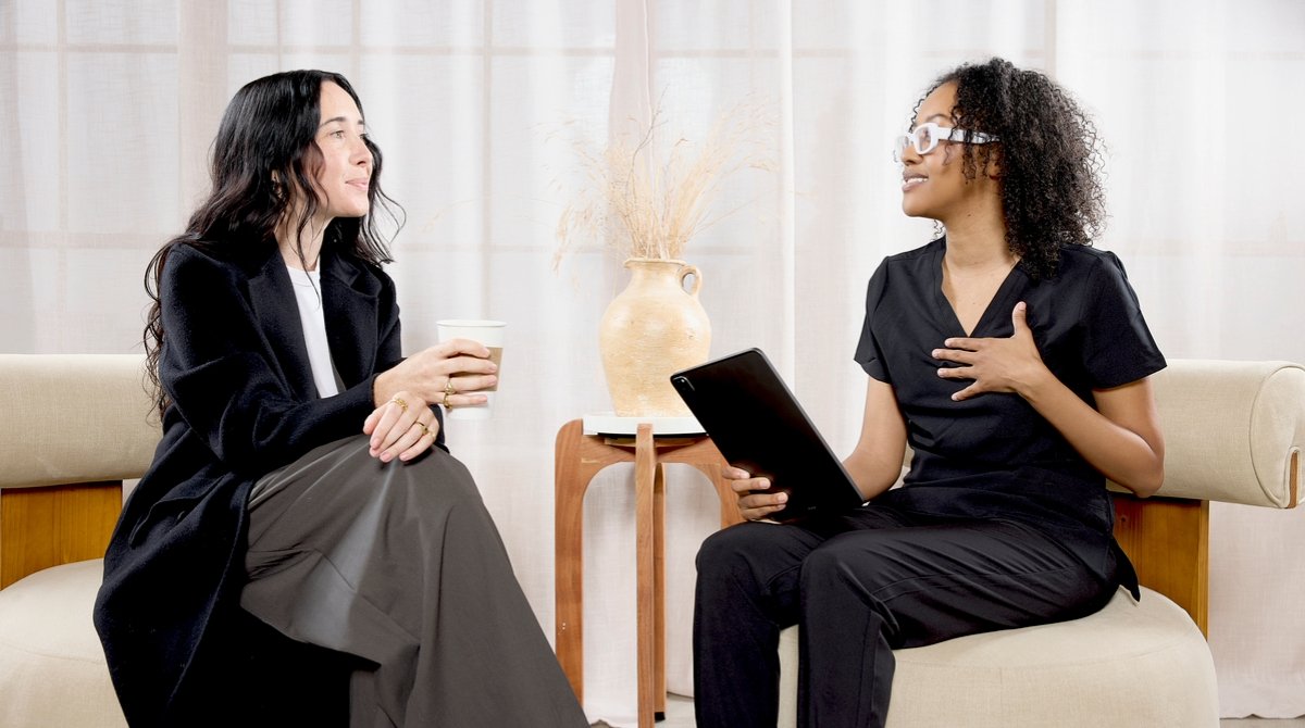 A medspa patient and a medspa employee sitting down to discuss treatment options.